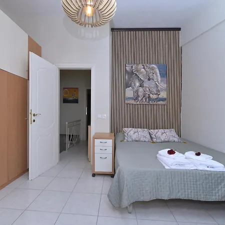 The Sea House 3 *